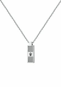 Sølvvedhængs halskæde med rektangulær form, der har teksturerede mønstre og et lille emblem, fastgjort til en tynd kæde.