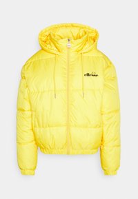 Doudoune jaune avec capuche, fermeture éclair sur le devant, cordons de serrage, poignets et ourlet élastiques, et logo « ellesse » sur le côté gauche de la poitrine.