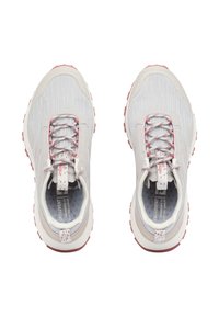 Baskets de sport gris clair avec un dessus texturé, des accents roses, des lacets élastiques et une semelle robuste. Onglet de traction notable au talon pour faciliter l'enfilage.