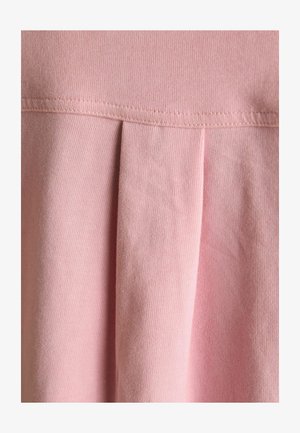 Rozā kokvilnas audums ar teksturētu apdari, kas piedāvā horizontālu šuvju un vertikālu krokām papildu detaļu pievienošanai.