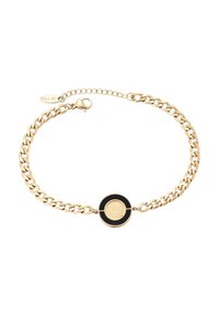 Bracciale in oro con maglie intrecciate e un medaglione rotondo in nero e oro al centro, con incisioni decorative e chiusura a moschettone.