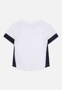 Kurzarm-Sportshirt, weiß mit marineblauen Akzenten, glattes Gewebe, runder Halsausschnitt, Raglanärmel, abgerundetem Saum und verstärkten Nähten.
