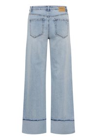 Svetlo modre široke jeans hlače z zavihanimi robovi, dvema zadnjima žepoma in rjavim usnjenim logotipom na pasu.