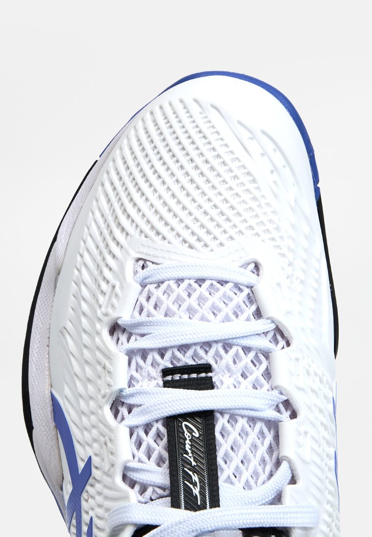 Chaussure de sport blanche avec des accents bleus, tige en mesh texturé et lacets blancs plats. Dispose d'un contrefort de talon noir et d'une étiquette de marque.