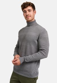 Grå genser med høy hals som har teksturerte mønstre, ribbestrikkede mansjetter og en glatt kropp. Laget av et mykt strikkemateriale, egnet for lag-på-lag.