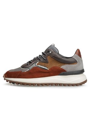 Heren sneaker met bruine, grijze en roestkleurige suède panelen, zwarte veters, een mesh tong en een witte dikke zool met getextureerde bruine buitenzool.