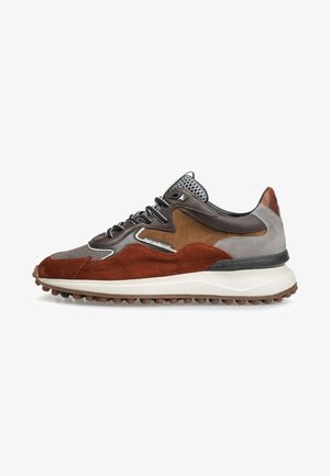 Heren sneaker met bruine, grijze en roestkleurige suède panelen, zwarte veters, een mesh tong en een witte dikke zool met getextureerde bruine buitenzool.