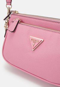 Guess NOELLE POUCH CROSSBODY - Keresztpántos táska - pink