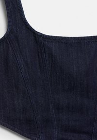 Tamno plava korzetska majica, s izrađenim dizajnom, širokim naramenicama i vidljivim detaljima šivanja. Tkanina ima glatku, teksturiranu završnu obradu.