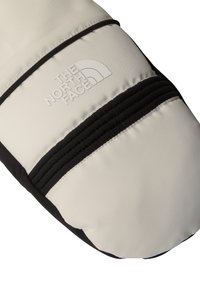 Vita och svarta isolerade vantar med The North Face-logotyp präglad nära handledsområdet.