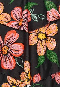 Blommigt tyg med stora rosa och orange blommor med gröna blad, mot en svart bakgrund. Slät textur och lagerdesign.