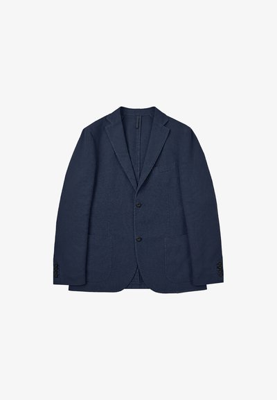 Donkerblauwe blazer van gestructureerde stof. Voorzien van een notch-lapel, twee voorzakken en knoopmanchetten. Eenvoudig, taillering ontwerp.