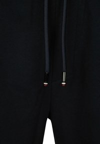Zwarte joggerbroeken met ribbeltextuur, voorzien van trekkoorden met metalen aglets en rood, wit en blauw accent.