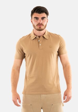 Polo shirt in cotone beige con colletto, placket a tre bottoni, maniche corte e un sottile logo ricamato sul petto.