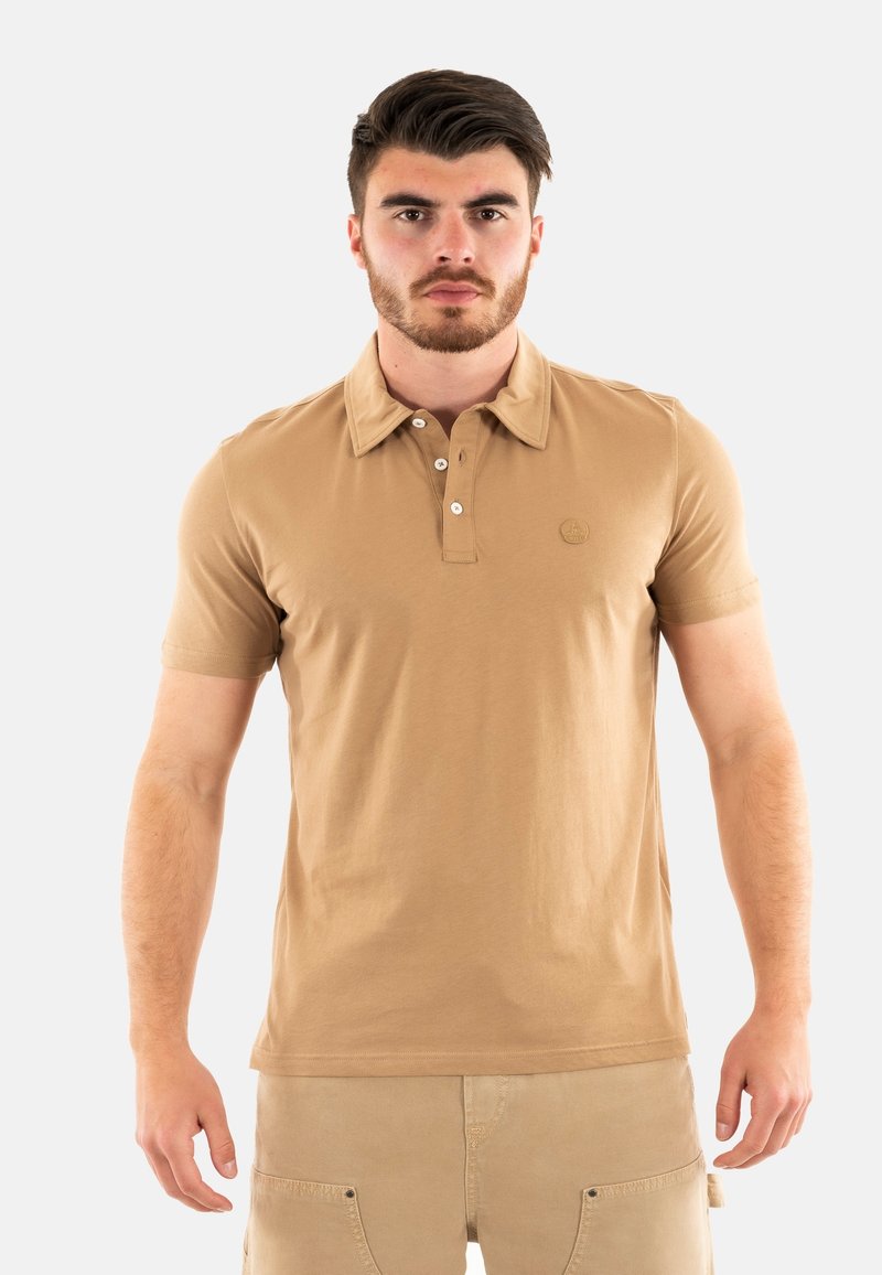 Polo shirt in cotone beige con colletto, placket a tre bottoni, maniche corte e un sottile logo ricamato sul petto.