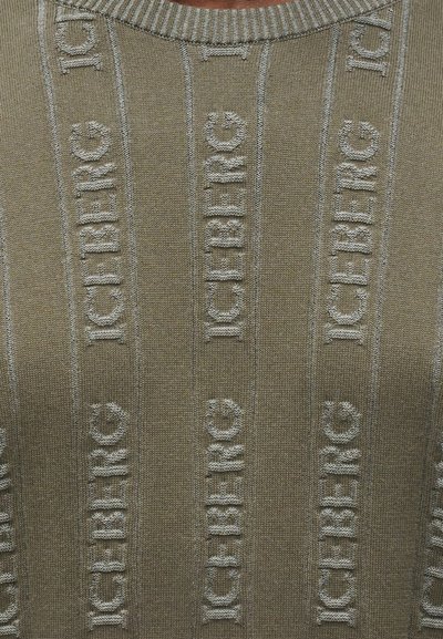 Χακί πουλόβερ με κάθετες ρίγες, που φέρει την επιγραφή "ICEBERG" σε ασημί χρώμα. Ριμπ κεφαλόσκαλο και υφή σε όλη την επιφάνεια.