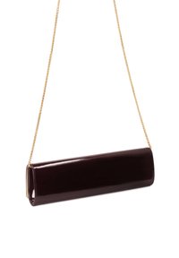 Kabelka v tmavej burgundskej lakovanej koži, predĺžený obdĺžnikový tvar, obsahuje reťazový popruh v zlatej farbe a elegantný povrch.