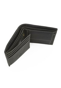 Cartera de cuero negro con múltiples ranuras para tarjetas, detalles de costura y un diseño de bi-fold. Presenta una textura suave y una marca sutil.