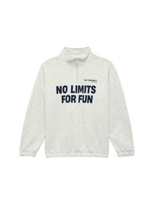 Lysegrå sweatshirt med kvartlynlås, elastiske manchetter og sort trykt tekst "NO LIMITS FOR FUN" og "PLAY EVERYDAY" på forsiden.
