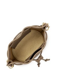 Sac à main en cuir marron avec un intérieur texturé, de forme ronde et fermeture à cordon. Accents dorés près des poignées et de l'ouverture.
