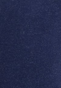 Tessuto blu navy con una superficie morbida e testurizzata, caratterizzato da una tessitura fine e leggere variazioni di tonalità, adatto per abbigliamento o rivestimenti.