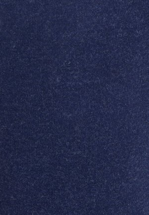 Marineblauwe stof met een zachte, textuurrijke oppervlakte, gekenmerkt door een fijne weving en lichte variaties in tint, geschikt voor kleding of stoffering.