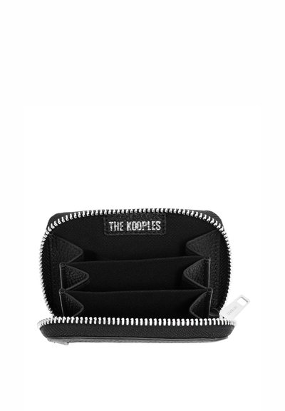Melnas kabatas ar rāvējslēdzēju atvērta, parādot vairākas nodalījumu, ar "THE KOOPLES" etiķeti iekšpusē un sudraba rāvējslēdzēja vilkšanas cilpu.