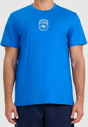 Man draagt een felblauw T-shirt met korte mouwen en een klein wit rond logo in het midden van de borst.