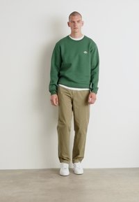 Mads Nørgaard STANDARD CREW LOGO - Sweatshirt - duck green