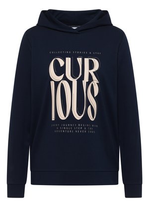 Marineblauwe hoodie met voorop de tekst "CURIOUS" in grote crèmekleurige letters en kleinere zinnen over reizen en avontuur eronder.