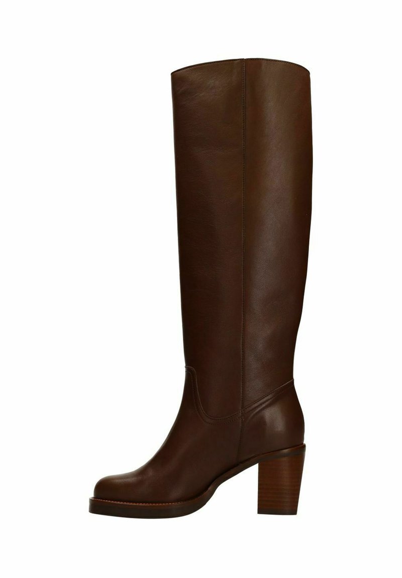 Bruine leren kniehogere laars met een ronde neus, een chunky hak en een gladde textuur, met minimale stiksels en geen zichtbare hardware.