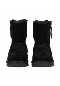 Ein Paar schwarze Wildleder-Winterstiefel mit Futter aus Fell, flachen Sohlen und seitlichen Reißverschlüssen, von vorne vor einem weißen Hintergrund gezeigt.