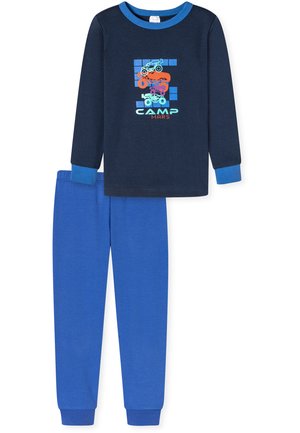 Blaues Pyjama-Set mit langärmligem Oberteil, das eine Grafik von Fahrzeugen und den Aufdruck "CAMP MARS" zeigt, kombiniert mit passenden einfarbigen blauen Hosen. Weicher Stoff.