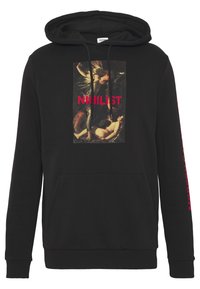 Sudadera negra de mezcla de algodón, con un estampado gráfico central de una obra de arte clásica con la palabra "NIHILISTA" en rojo intenso y texto en la manga.