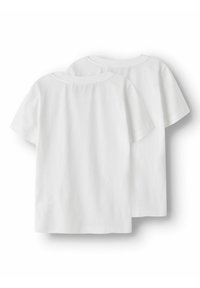 To ensfargede, hvite T-skjorter laget av bomull. Korte ermer, rund hals og uten synlige mønstre eller logoer. Enkel og grunnleggende design.