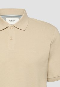Polo beige à manches courtes avec deux boutons, col côtelé et logo s.Oliver discret brodé sur la poitrine.
