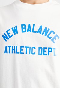 New Balance SPORTSWEAR GREATEST HITS RINGER - Camiseta estampada - sea salt