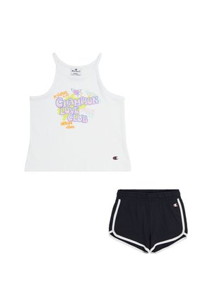 Canotta bianca con grafica colorata "Champion Love Club" e farfalla, abbinata a pantaloni corti neri con strisce laterali bianche e vita elastica.