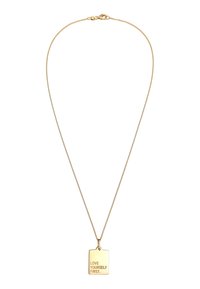 Goldfarbener Anhänger mit einer dünnen Kette, ausgestattet mit einem rechteckigen Anhänger, der mit "LOVE YOURSELF FIRST" graviert ist. Glatte Textur, minimalistisches Design.