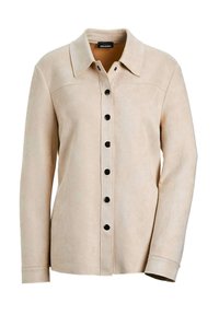 Chemise beige à boutons en matériau doux semblable au suède ; dotée d'un col, de boutons noirs et de manches longues avec des détails de poignet.