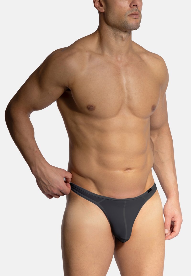 Grau Herren-Thong aus weichem, dehnbarem Material. Verfügt über ein tief geschnittenes Design mit minimaler Abdeckung und subtilen Nahtdetails.