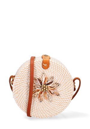 Borsa a tracolla in rattan, forma rotonda, colore crema con tracolla in pelle marrone e dettaglio decorativo a fiore di conchiglia sulla parte frontale.