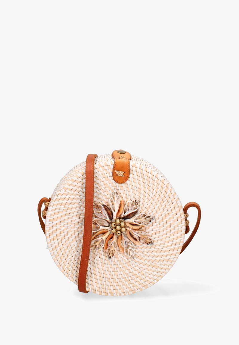 Borsa a tracolla in rattan, forma rotonda, colore crema con tracolla in pelle marrone e dettaglio decorativo a fiore di conchiglia sulla parte frontale.
