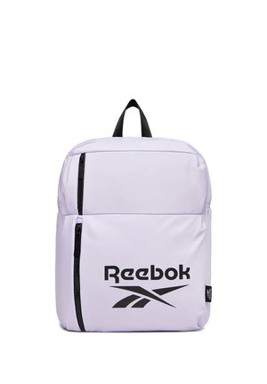 Jasnofioletowy plecak Reebok z dwoma pionowymi czarnymi zamkami błyskawicznymi i czarnym logo z przodu oraz czarnym uchwytem do przenoszenia na górze.