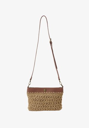 Bolso de hombro de cuero marrón con sección inferior de paja trenzada, que presenta un patrón texturizado y un acento de logo en tono dorado en el lado.