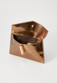 Bronz színű fém clutch táska strukturált kialakítással, arany hardware csattal és cipzáras belső zsebbel. Sima, fényes textúra.