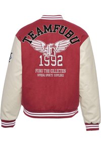 Veste universitaire rouge et crème avec broderie "TEAMFUBU", motifs d'ailes et "1992" dans le dos. Comprend des poignets et un ourlet côtelés rayés.