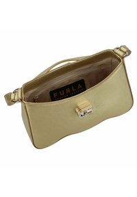 Bolso de mano de cuero dorado con forma estructurada, textura suave y un cierre metálico con acentos decorativos. Interior forrado con tela a rayas.