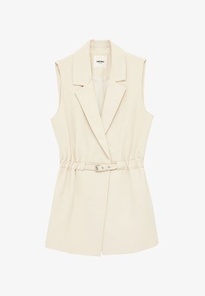 Vestido blazer beige sin mangas con solapas con muesca, cintura con cinturón y dobladillo recto, diseñado para un aspecto elegante y hecho a medida.