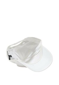 Gorra blanca con visera curvada, hecha de tejido ligero. En el interior cuenta con un forro suave y una correa ajustable. Sin logotipos visibles.